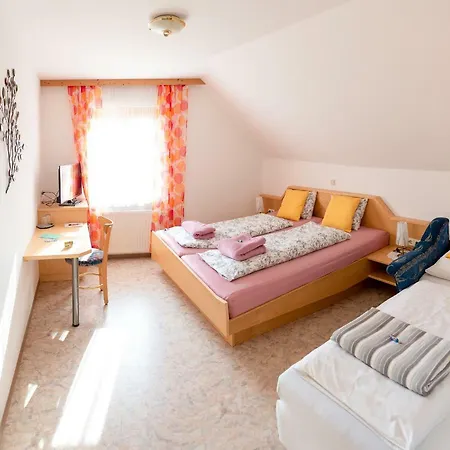 Δωμάτια σε οικογενειακή κατοικία Gaestehaus Nora *